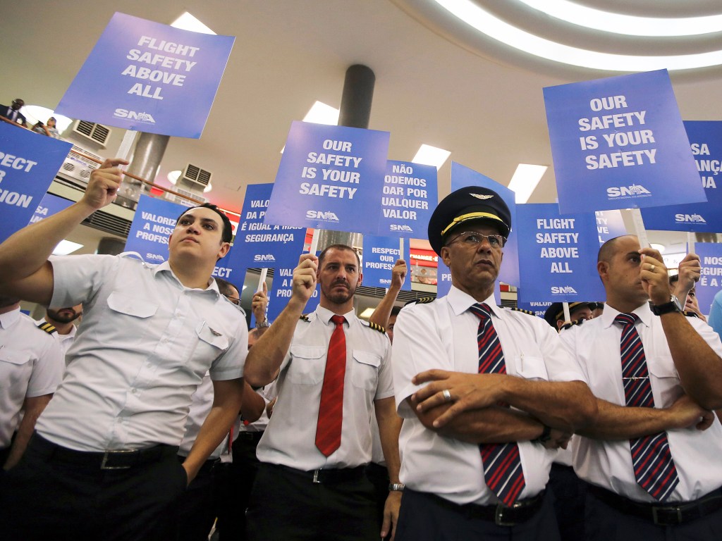Protesto de aeroviários no aeroporto de Congonhas, na zona sul de São Paulo. Pilotos e comissários entram em greve das 6h às 8h (horário de Brasília) em 12 aeroportos nesta quarta (3)