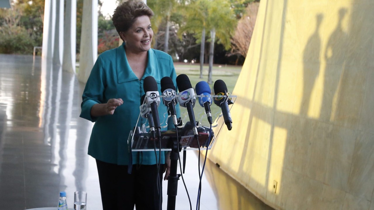 Dilma Rousseff em entrevista coletiva no Palácio da Alvorada, em Brasília
