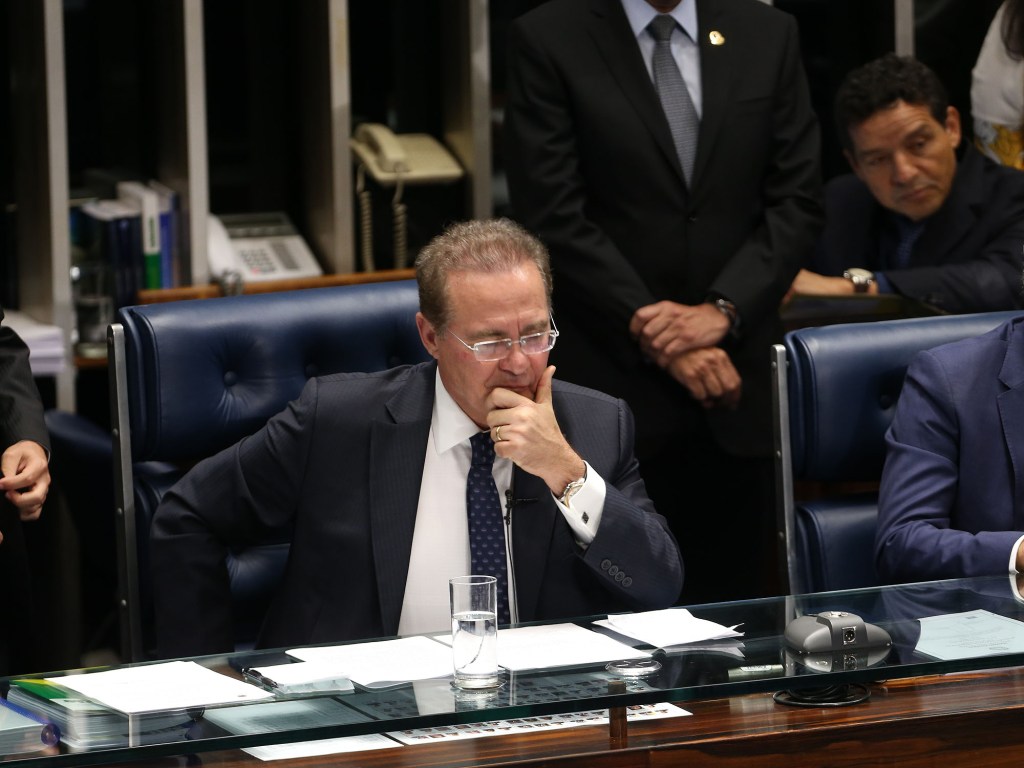 O presidente do Senado, Renan Calheiros (PMDB-AL), conduz sessão deliberativa extraordinária que decide sobre a manutenção da prisão do senador Delcídio Amaral (PT- MS), no Senado Federal, em Brasília, nesta quarta-feira (25)