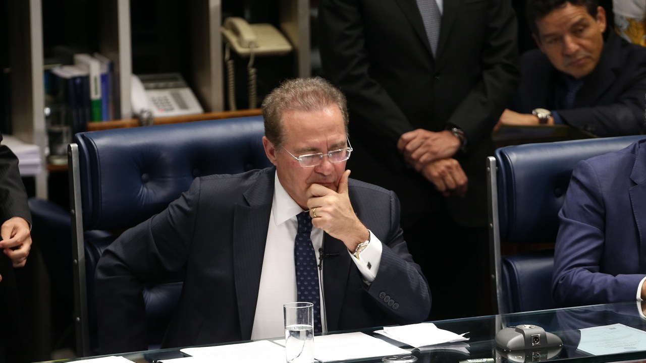 O presidente do Senado, Renan Calheiros (PMDB-AL), conduz sessão deliberativa extraordinária que decide sobre a manutenção da prisão do senador Delcídio Amaral (PT- MS), no Senado Federal, em Brasília, nesta quarta-feira (25)
