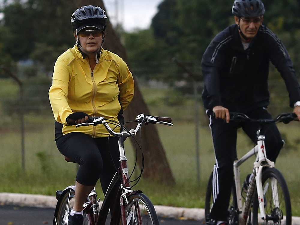 Dilma Rousseff pedala na externa do Palácio do Alvorada, na companhia do general Amaro, um segurança e de um personal trainer. Dois carros da segurança presidencial fez a escolta durante todo o trajeto