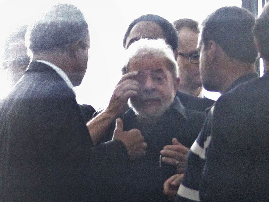 O ex-presidente Luiz Inácio Lula da Silva, após prestar depoimento na sede da Polícia Federal: 'Nós temos um presidente da Câmara fodido, um presidente do Senado fodido, não sei quanto parlamentares ameaçados, e fica todo mundo no compasso de que vai acontecer'
