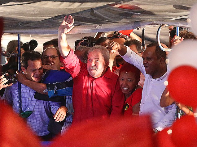 Ex-presidente Lula chega ao protesto a favor do governo, na Avenida Paulista, em São Paulo (SP), na noite desta sexta-feira (18)