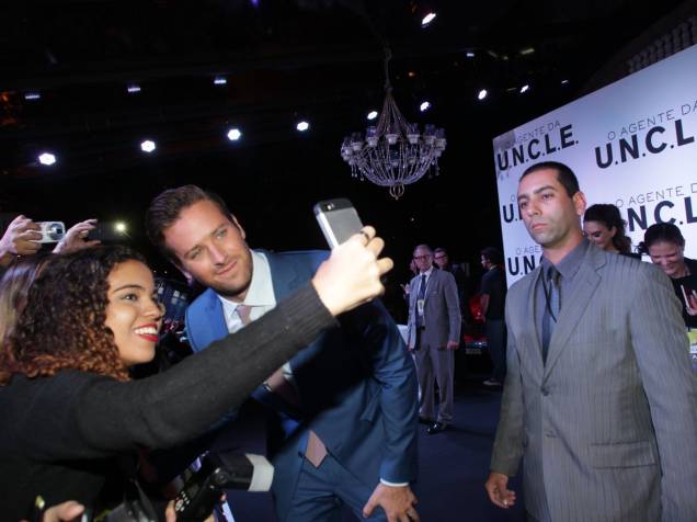 Armie Hammer tira fotos com fãs durante a pré-estreia com tapete vermelho do filme “O Agente da U.N.C.L.E.”
