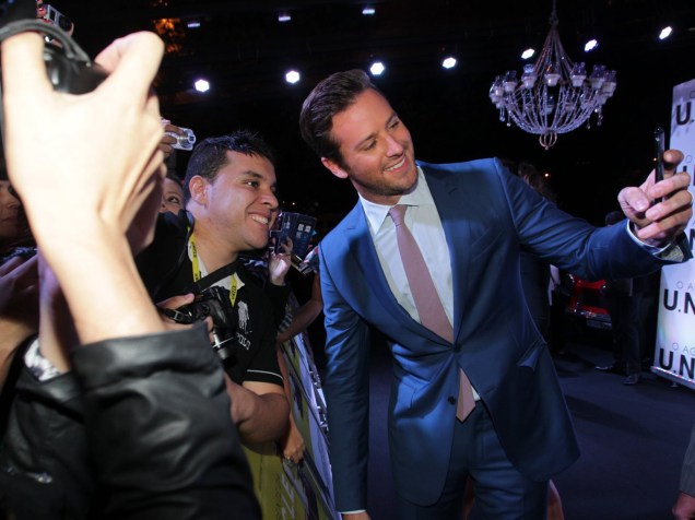 Armie Hammer tira fotos com fãs durante a pré-estreia com tapete vermelho do filme O Agente da U.N.C.L.E.