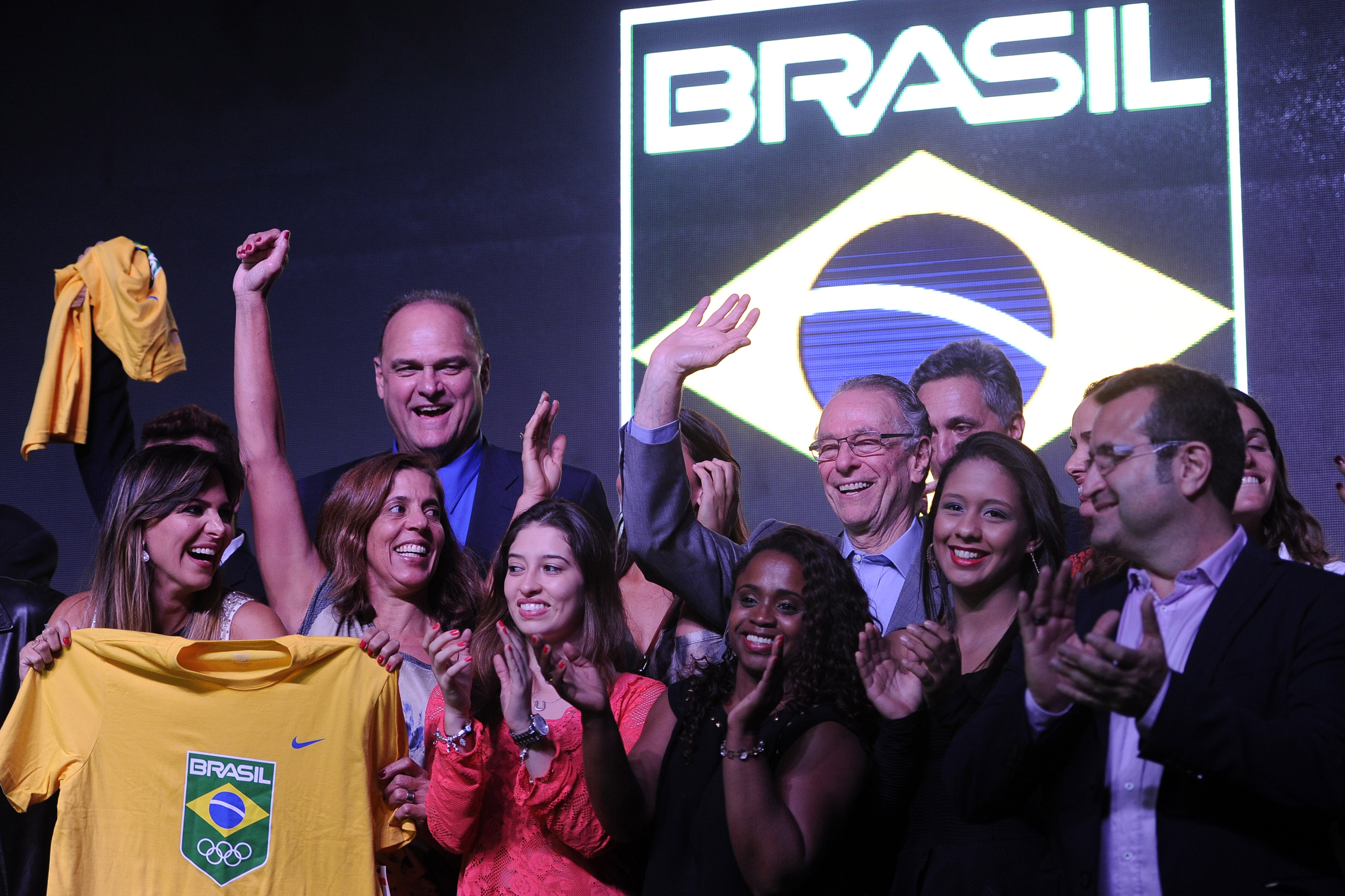 Atletas, ex-medalhistas, artistas e dirigentes participaram do lançamento da logomarca do Time Brasil no Rio de Janeiro