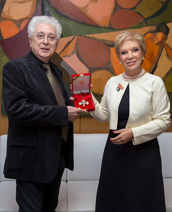 A diva Marta Suplicy entrega comenda da Ordem do Mérito Cultural a Aguinaldo Silva