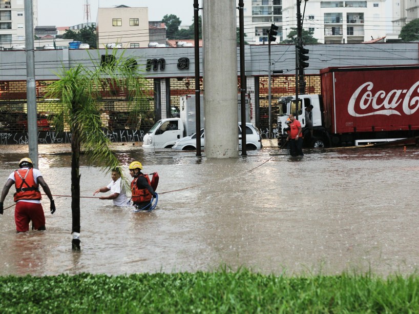 São Paulo entra em estado de atenção para alagamentos, diz CGE - 18/11/2020  - UOL Notícias