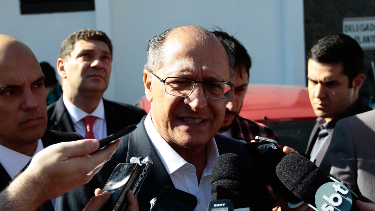 O governador de São Paulo, Geraldo Alckmin, em entrevista coletiva sobre as mortes em série ocorridas na Grande São Paulo durante a madrugada