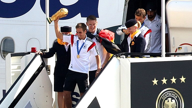 Capitão Philipp Lahm desce do avião com a taça da Copa do Mundo