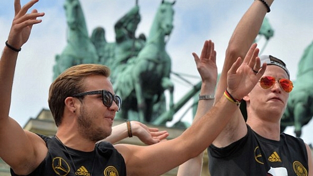 Autor do gol do título, Götze celebra em frente ao Portão de Brandemburgo