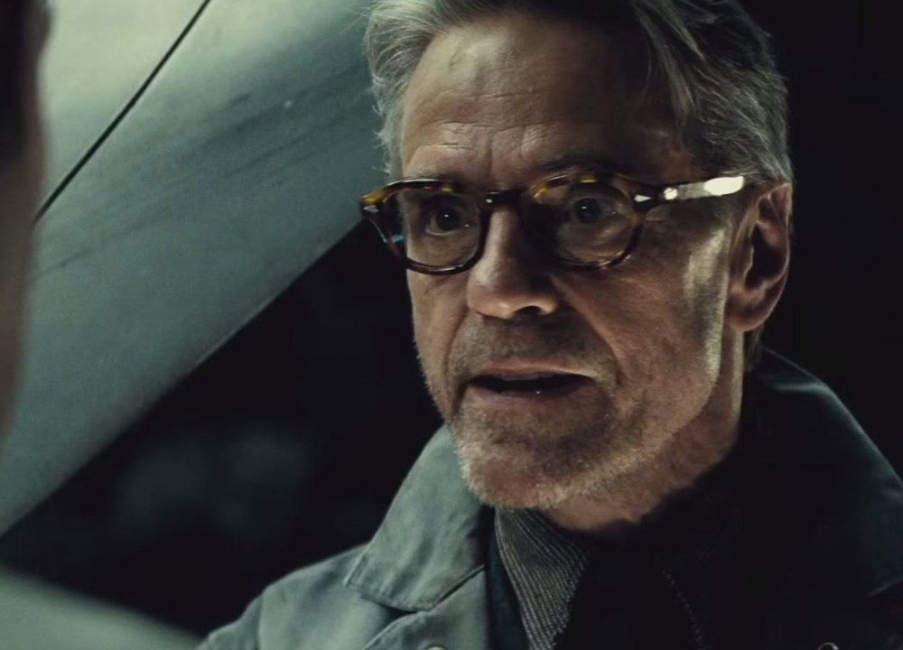 Jeremy Irons como Alfred no filme 'Batman vs Superman: A Origem da Justiça'