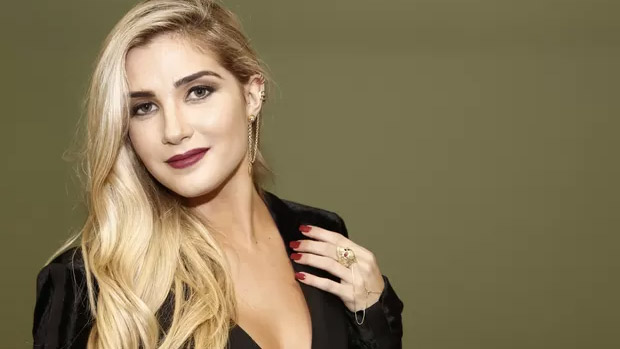 Aline e seu anel de 7.500 reais, desfilado na final do 'BBB15', nesta terça