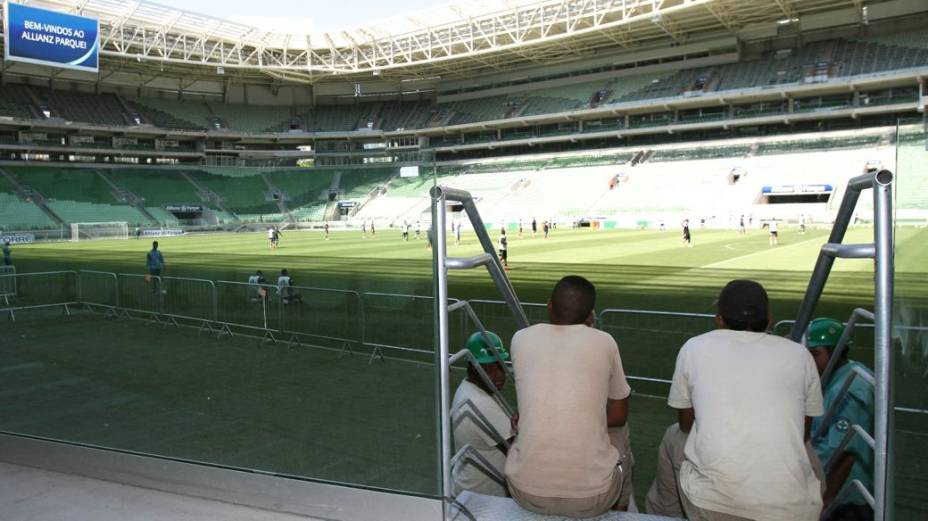 Operários assistem ao primeiro treino do Palmeiras no novo estádio
