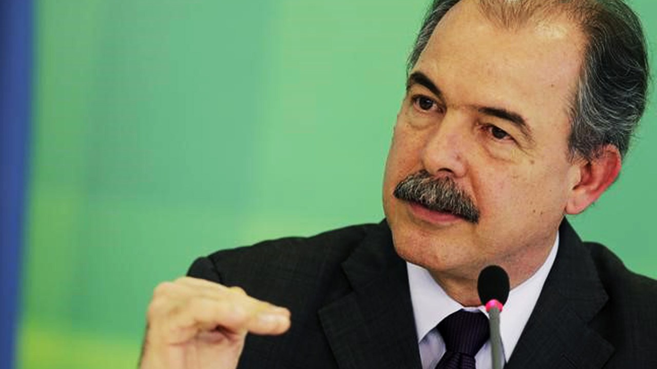 Ministro da Casa Civil, Aloizio Mercadante, durante entrevista coletiva em Brasília. 24/03/2015