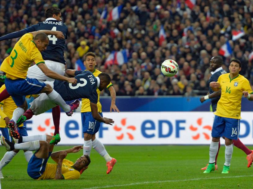 Lance na partida entre Brasil e França no Stade de France, no primeiro amistoso da temporada