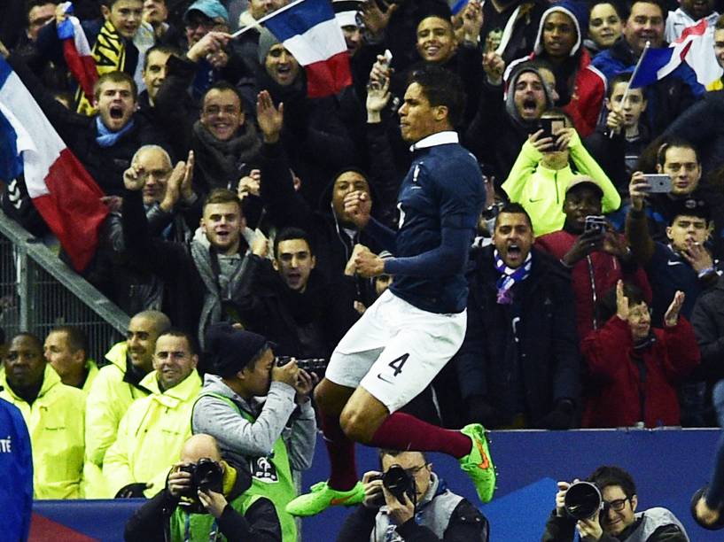 O jogador Raphael Varane da França comemora o gol na partida contra o Brasil no Stade de France, no primeiro amistoso da temporada