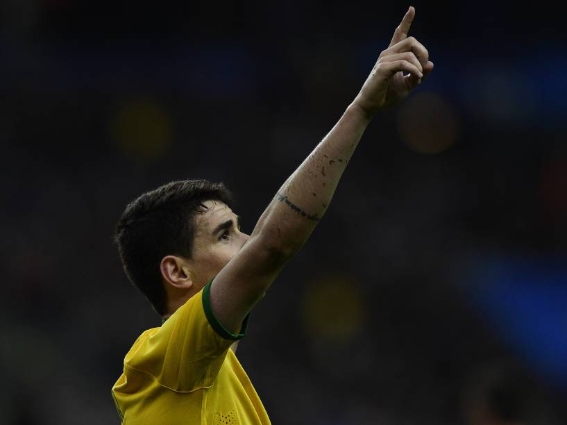O jogador Oscar do Brasil comemora o gol na partida contra a França no Stade de France, no primeiro amistoso da temporada