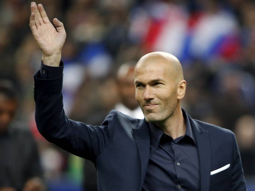  Zinedine Zidane acena para torcida antes da partida entre o Brasil no Stade de France, no primeiro amistoso da temporada