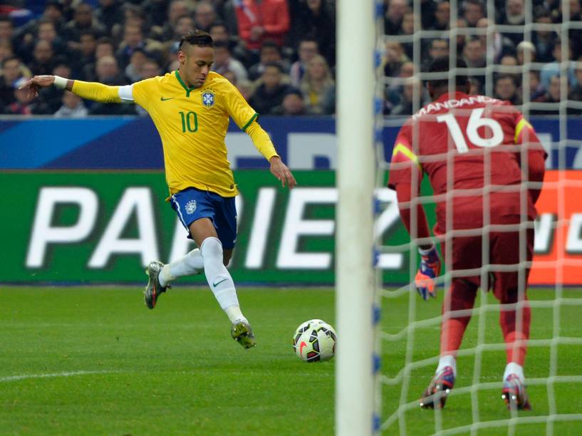 O atacante Neymar do Brasil marca o gol na partida contra a França no Stade de France, no primeiro amistoso da temporada