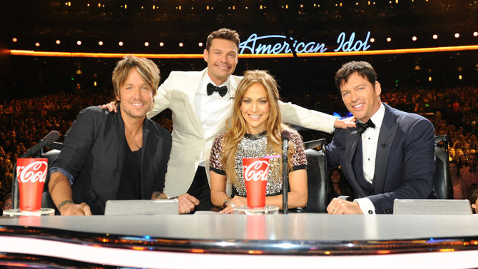 O time final de 'American Idol': Keith Urban, Jennifer López e Harry Connick Jr., com o apresentador Ryan Seacrest ao fundo