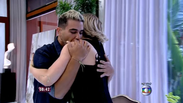 André Marques e Claudia Raia: beijinho no ombro