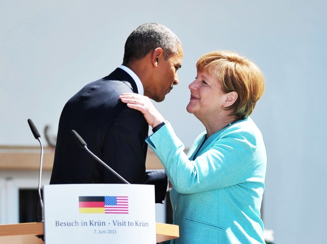 O presidente dos EUA, Barack Obama, cumprimenta a chanceler alemã, Angela Merkel, durante reunião com os cidadãos antes do início de uma cimeira do G7
