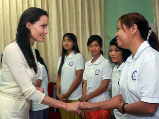 Angelina Jolie cumprimenta participante de um grupo educacional para jovens cristãos durante sua visita a Mianmar