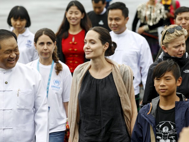 A atriz e ativista Angelina Jolie chega com seu filho, Pax, ao aeroporto de Myitkyina, Mianmar
