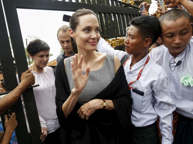 A atriz e ativista Angelina Jolie parte após visita a um hostel para mulheres operárias na zona industrial de Yangon, Mianmar