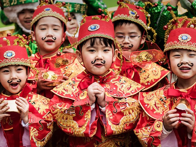 Crianças usando trajes tradicionais durante os preparativos do Ano Novo Lunar em Hong Kong