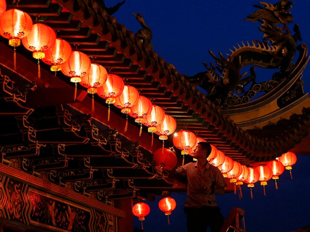 Homem faz últimos ajustes em lâmpadas para as celebrações do Ano Novo Chinês, no templo de Thean Hou