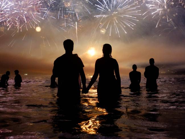 Chegada de 2016 é celebrada com espetáculo de luzes na praia de Copacabana, no Rio de Janeiro