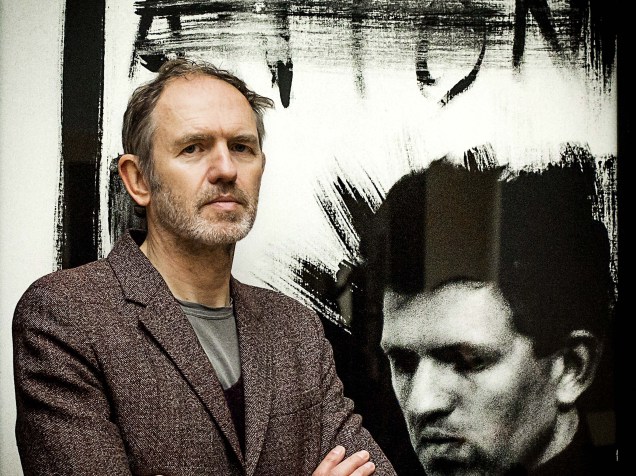 Fotógrafo e diretor holandês Anton Corbijn em frente ao seu autorretrato (2015)