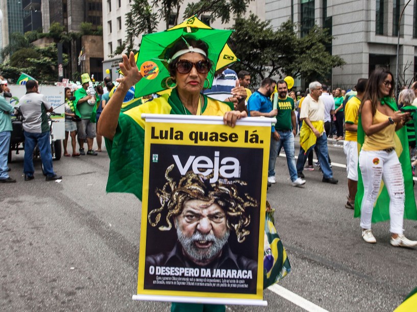 Protesto contra o governo de Dilma Rousseff, na Avenida Paulista, em São Paulo (SP), na tarde deste domingo (13)