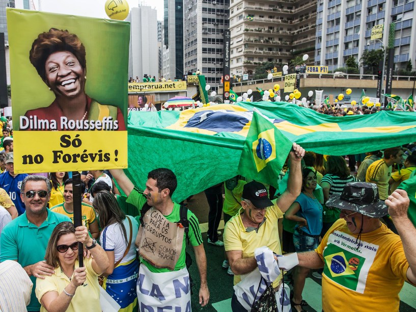 Protesto contra o governo de Dilma Rousseff, na Avenida Paulista, em São Paulo (SP), na tarde deste domingo (13)