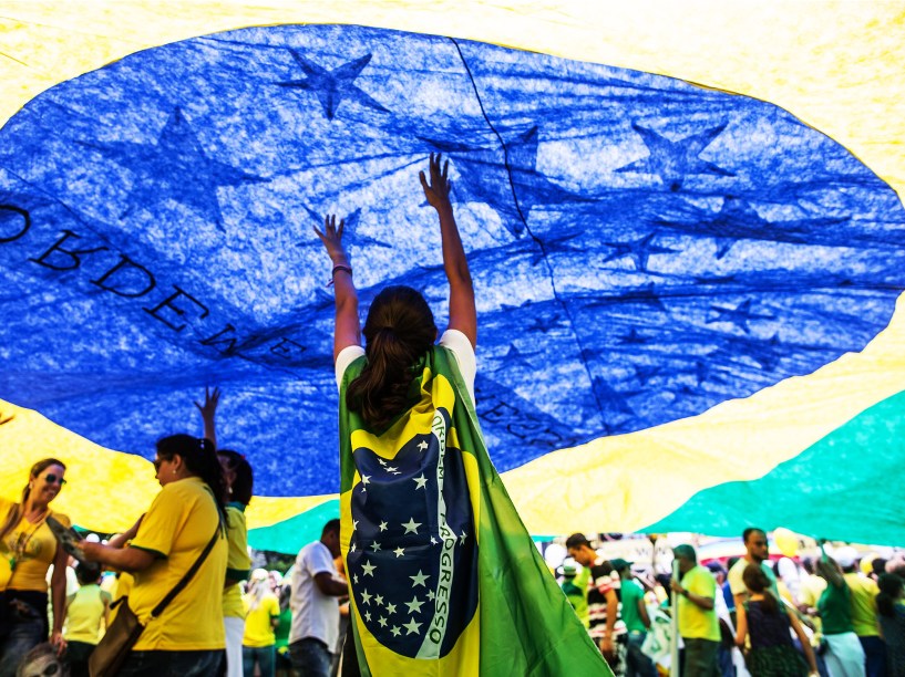 Protesto contra o governo de Dilma Rousseff, na Avenida Paulista, em São Paulo (SP), na tarde deste domingo (13)