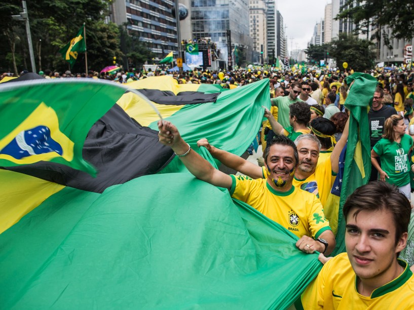Protesto contra o governo de Dilma Rousseff, na Avenida Paulista, em São Paulo (SP), na tarde deste domingo (13)