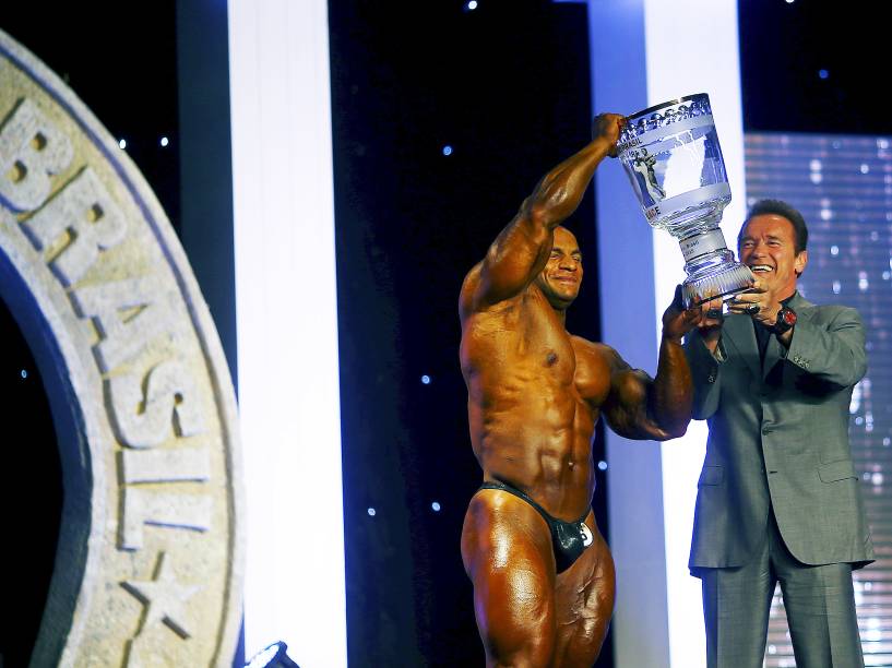 O ator Arnold Schwarzenegger entrega prémio para o egípcio Mamdouh Elssbiay durante evento Arnold Classic Brasil, no Rio de Janeiro