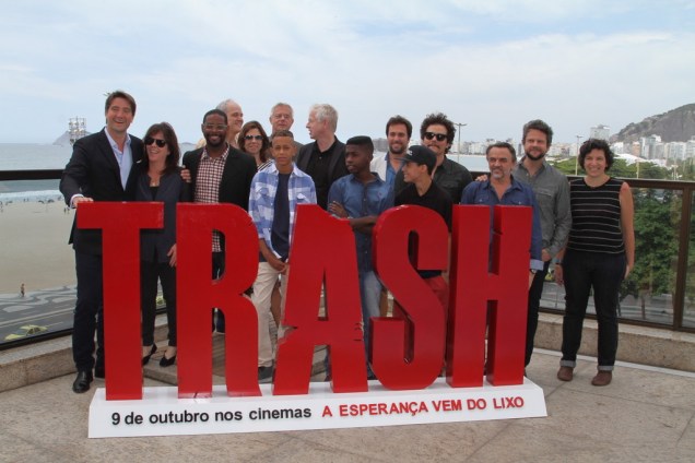 Elenco do filme Trash - A Esperança Vem do Lixo, durante coletiva em Copacabana, no Rio de Janeiro