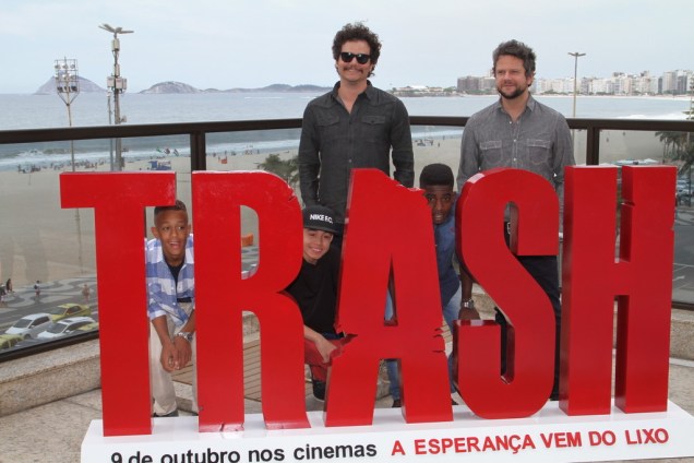 Os atores mirins do longa Trash - A Esperança Vem do Lixo, durante coletiva em Copacabana, no Rio de Janeiro