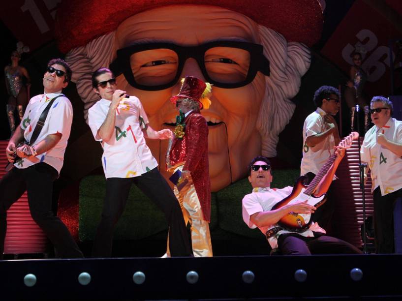 Cenas do espetáculo Chacrinha, o musical, de Pedro Bial e Rodrigo Nogueira
