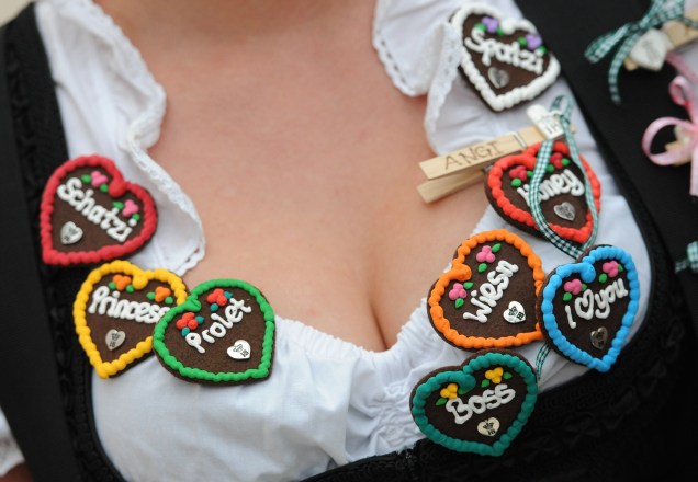 Vendedora usa corações de chocolate com gengibre sobre o decote do vestido durante a abertura do tradicional festival Oktoberfest em Munique, região sul da Alemanha