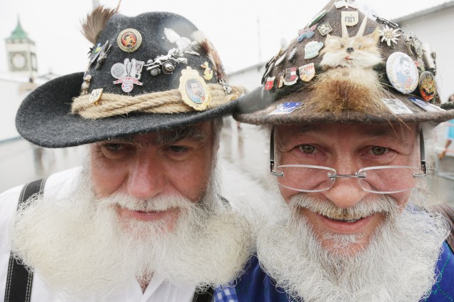 Dois homens de barba branca vestindo chapéus tradicionais bávaros são vistos durante a Oktoberfest, em Munique, na Alemanha