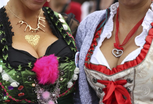 Mulheres vestidas com roupas tradicionais da região alemã são fotografadas durante o festival Oktoberfest em Munique, na Alemanha