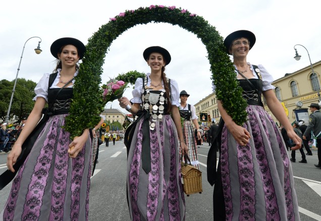 Mulheres vestindo trajes das associações locais da região Baviera, na Alemanha, participam de um desfile durante o tradicional festival Oktoberfest, na cidade de Munique, ao sul da Alemanha