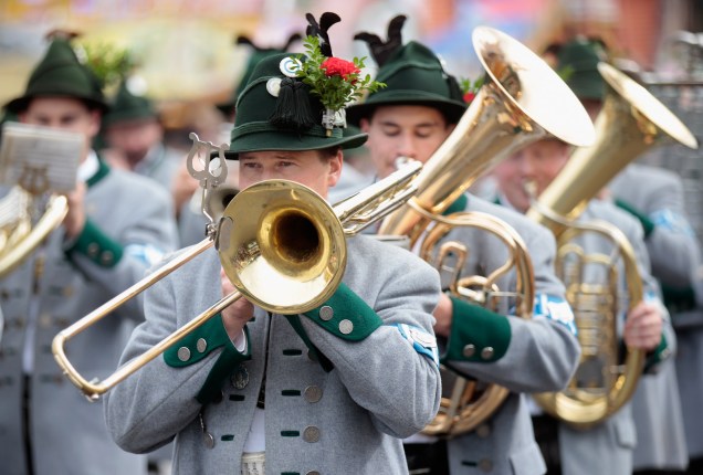 Dezenas de desfiles compõe a agenda do tradicional festival alemão Oktoberfest. Na imagem, a parada de Costumes e Fuzileiros é vista durante o segundo dia do evento, na cidade de Munique, região sul do país