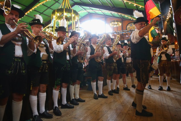 A banda de música da Baviera Lederhosen se apresenta durante o segundo dia do tradicional festival Oktoberfest, em Munique, na Alemanha