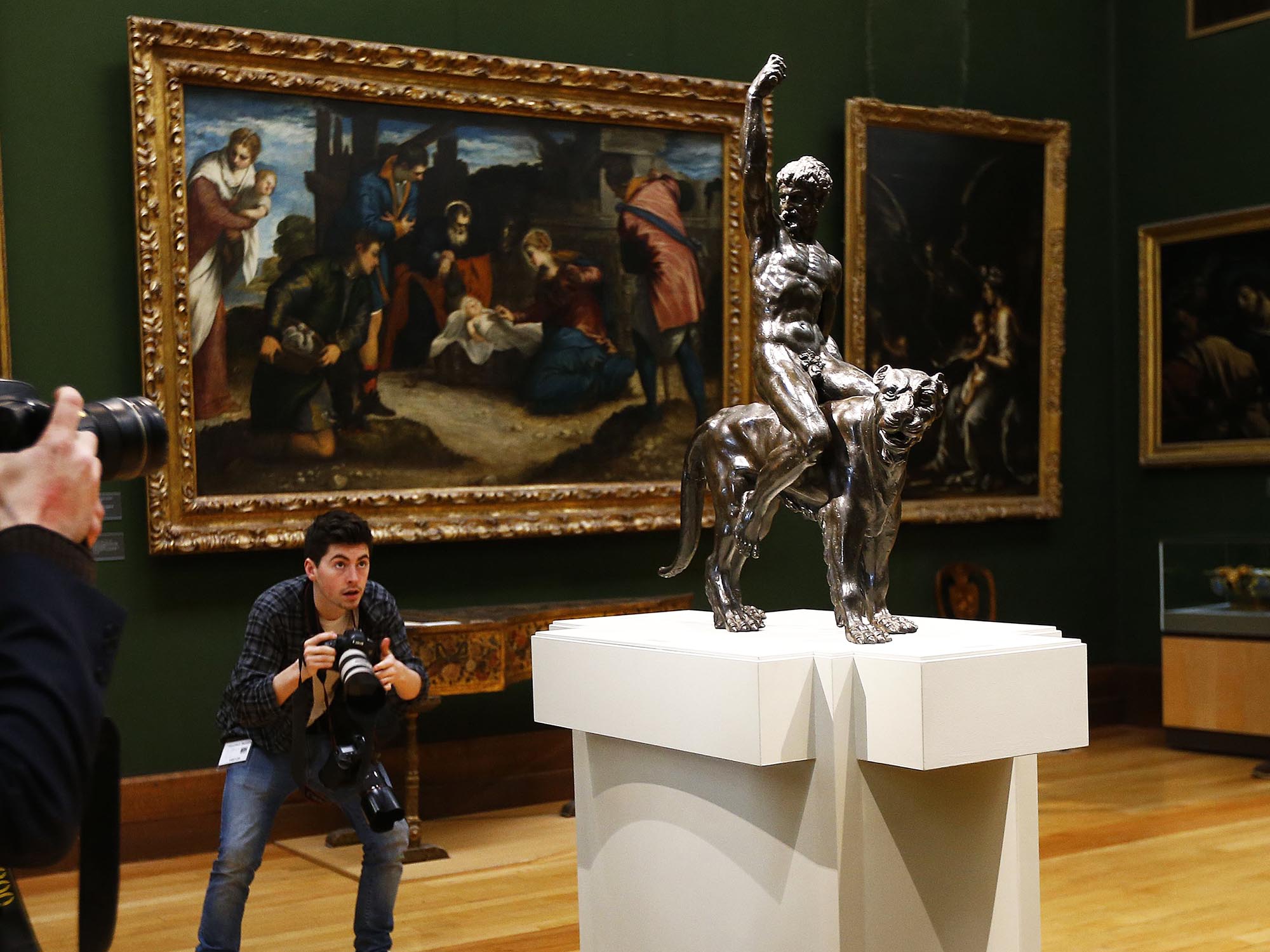 Fotografos captam imagens de uma das estátuas de bronze, expostas durante conferência no Museu Fitzwilliam, em Cambridge, que acredita-se ter sido um trabalho mais antigo de Michelangelo