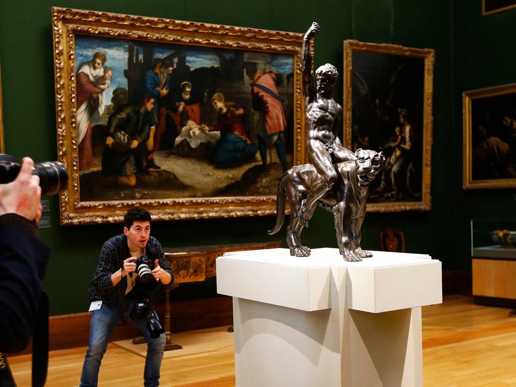 Fotografos captam imagens de uma das estátuas de bronze, expostas durante conferência no Museu Fitzwilliam, em Cambridge, que acredita-se ter sido um trabalho mais antigo de Michelangelo